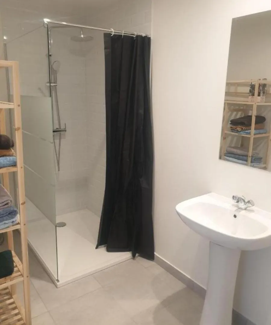 Grand Appartement, 2 Ou 3 Ou 4 Pieces, Tramway Sur Place, Proche Gare Sncf St Augustin 5 Min, Aeroport A 7 Min, Plage Ou Allianz Riviera 10 Min, Palais Nikaia 2 Min , Supermarche Sur Place, Parking Possible Si Disponible Ou Payant A 1000 Metre Nice